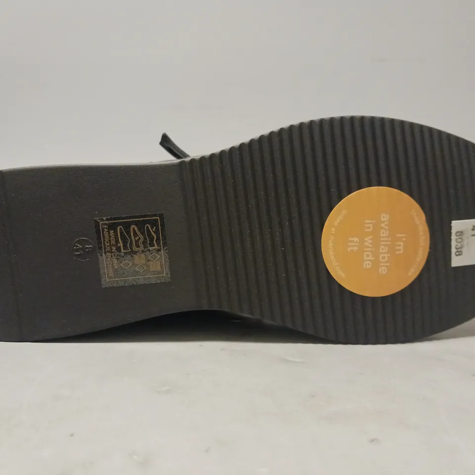 BOXED PAIR OF DESIGNER SHOES IN BLACK SIZE 8