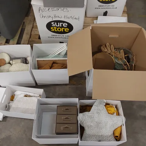 PALLET OF ASSORTED HOMEWARE SHOWROOM DECORATION FURNISHINGS INCLUDING: VASES, SCENTED CANDLES, SMALL MIRROR, CUSHIONS ECT