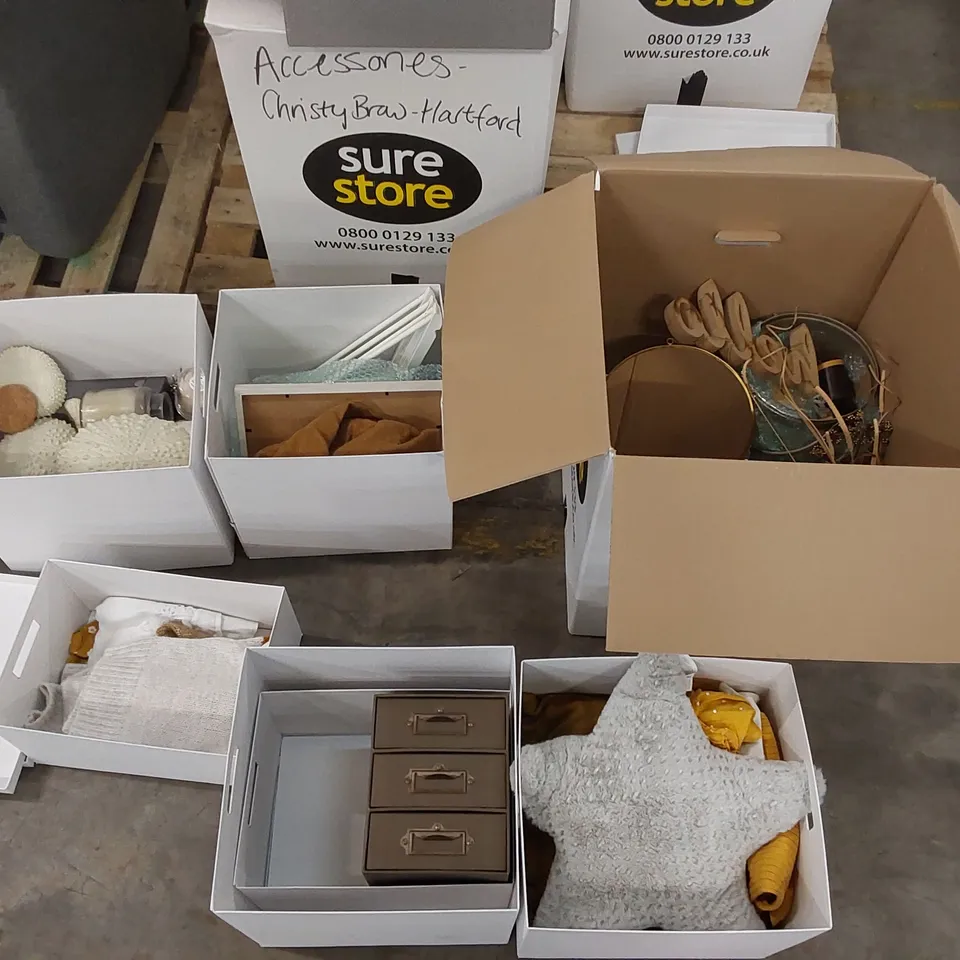 PALLET OF ASSORTED HOMEWARE SHOWROOM DECORATION FURNISHINGS INCLUDING: VASES, SCENTED CANDLES, SMALL MIRROR, CUSHIONS ECT