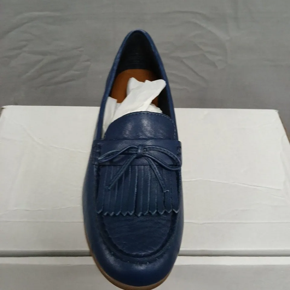 BOXED PAIR OF HUSH PUPPIES  BLUE LEATHER TASSEL LOAFERS - SIZE 39