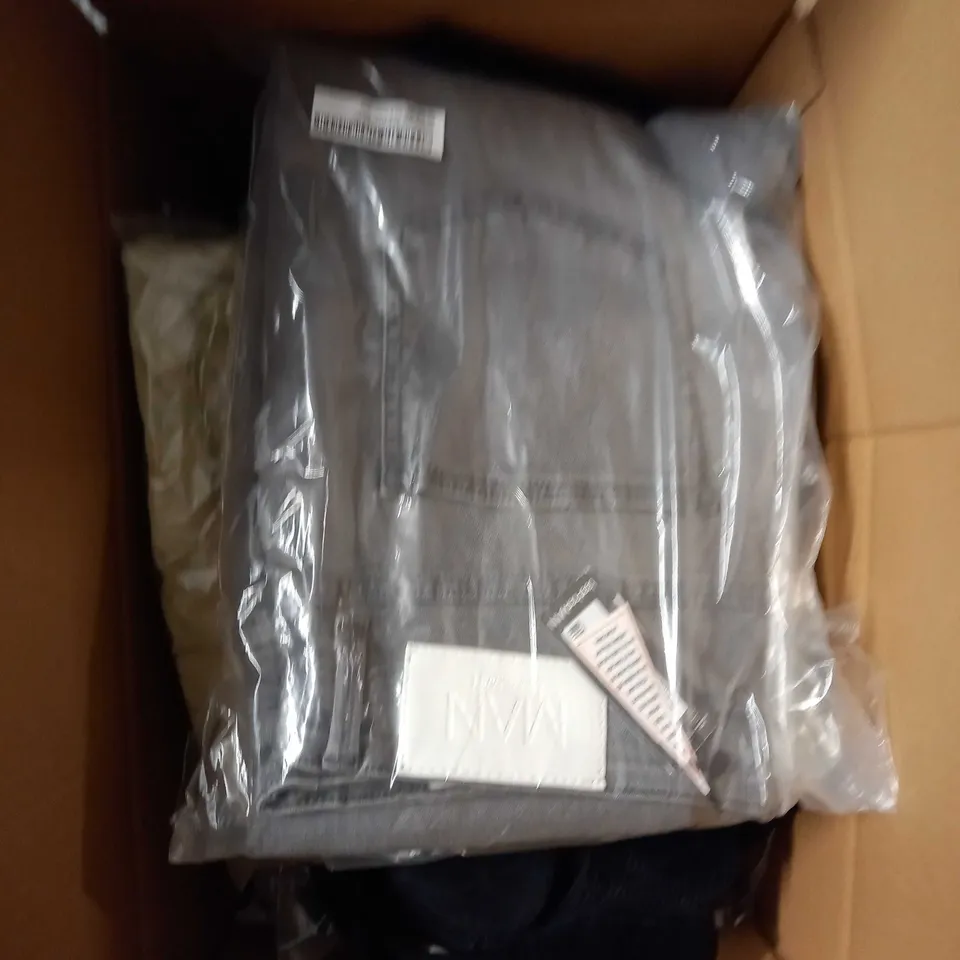 BOX OF APPROX 35 ASSORTED CLOTHING ITEMS TO INCLUDE - DRESSES, T-SHIRTS AND TROUSERS