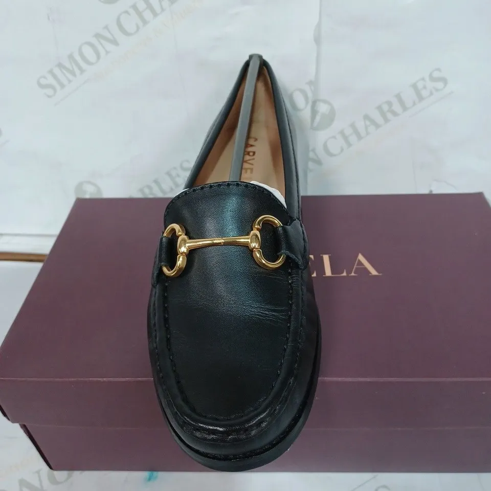 BOXED PAIR OF WOMEN'S CARVELA CLICK LEATHER FLATS - BLACK / SIZE: 39 EU 
