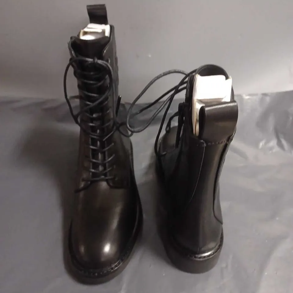 BOXED PAIR OF TORY BURCH DOUBLE COMBAT BOOTS IN GLOSSY CALF LEATHER - US 6.5