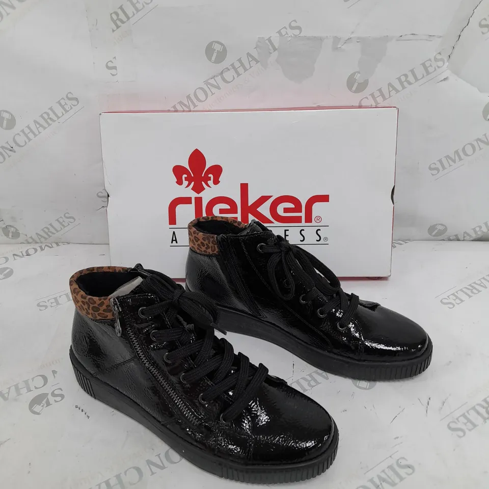 BOXED PAIR OF RIEKER HI TOP CUFF TRAINERS IN BLACK UK SIZE 6.5