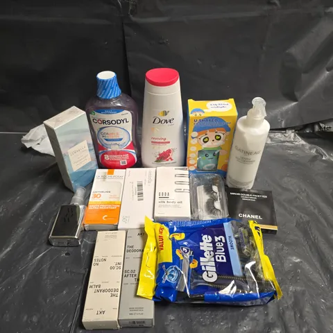APPROXIMATELY 20 ASSORTED COSMETICS ITEMS TO INCLUDE GILLETTE RAZORS , MOUTHWASH , GATINEAU SKIN CLEANSER , ETC 