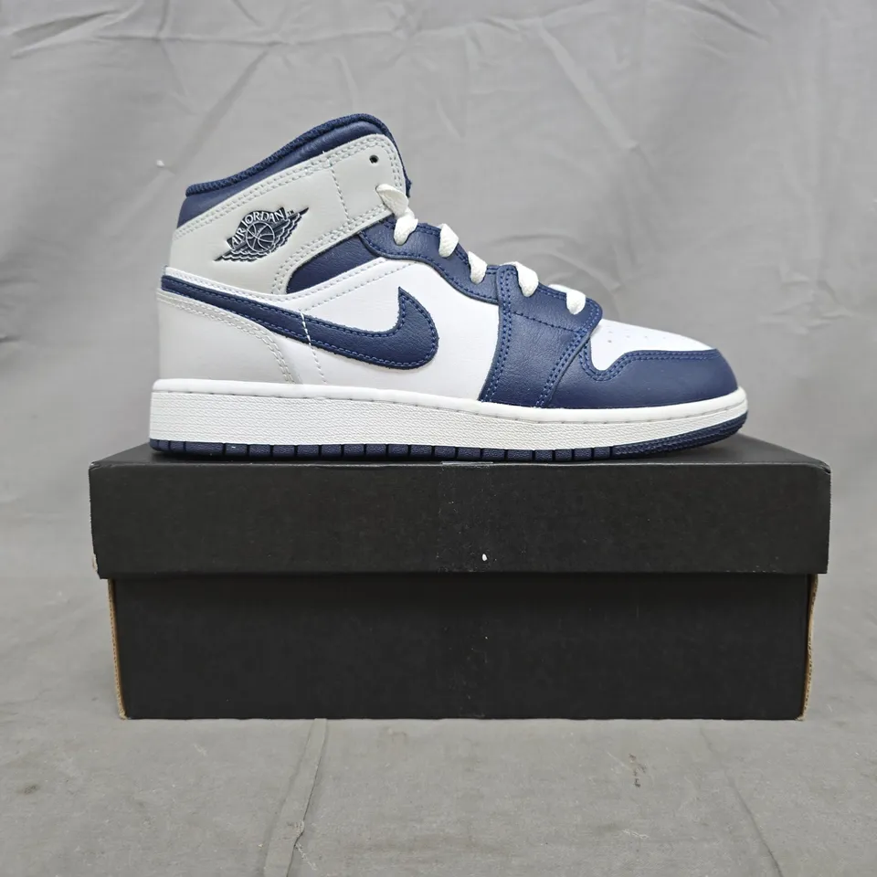 BOXED PAIR OF NIKE AIR JORDAN 1 MID SHOES IN WHITE/NAVY SIZE UK 4