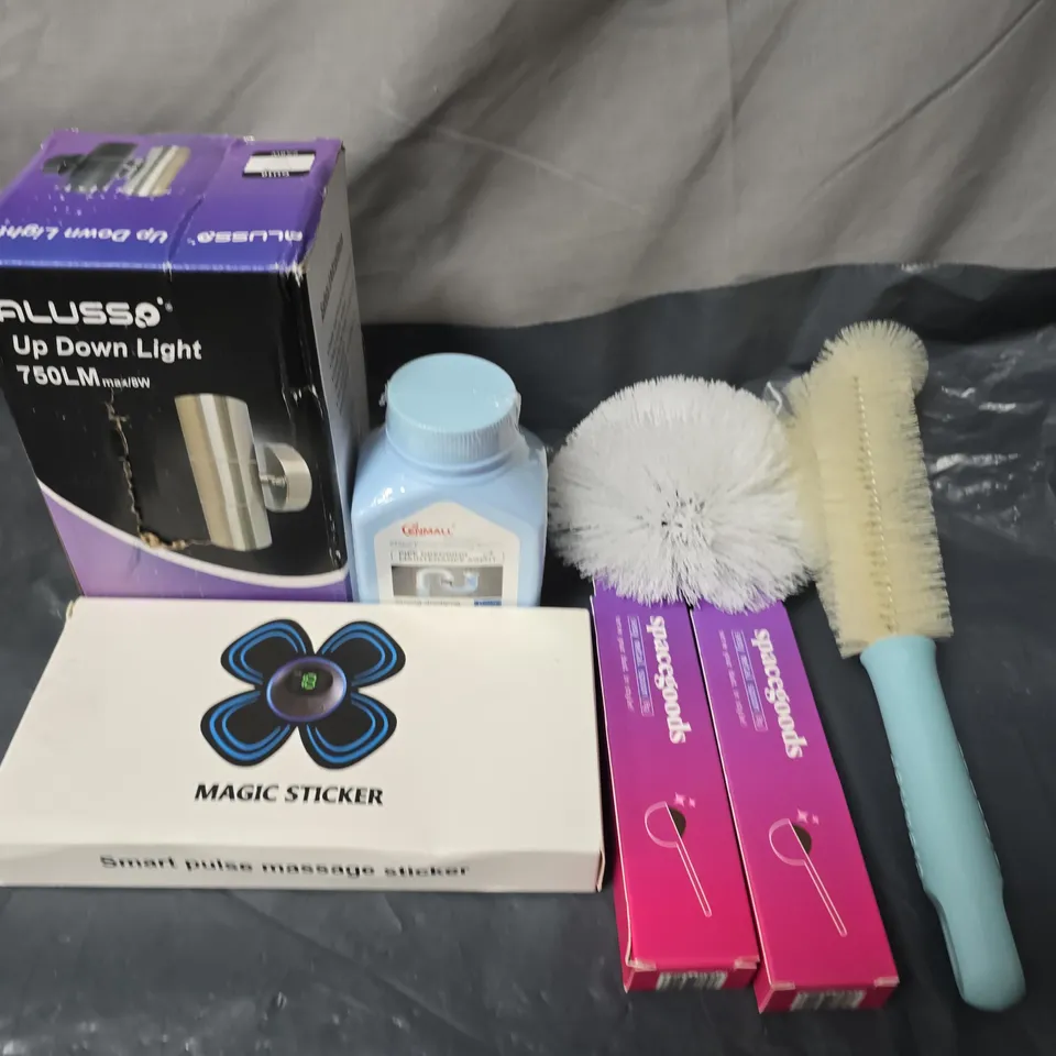 APPROXIMATELY 20 ASSORTED HOUSEHOLD ITEMS TO INCLUDE SPACEGOODS, MAGIC STICKER AND COASTERS