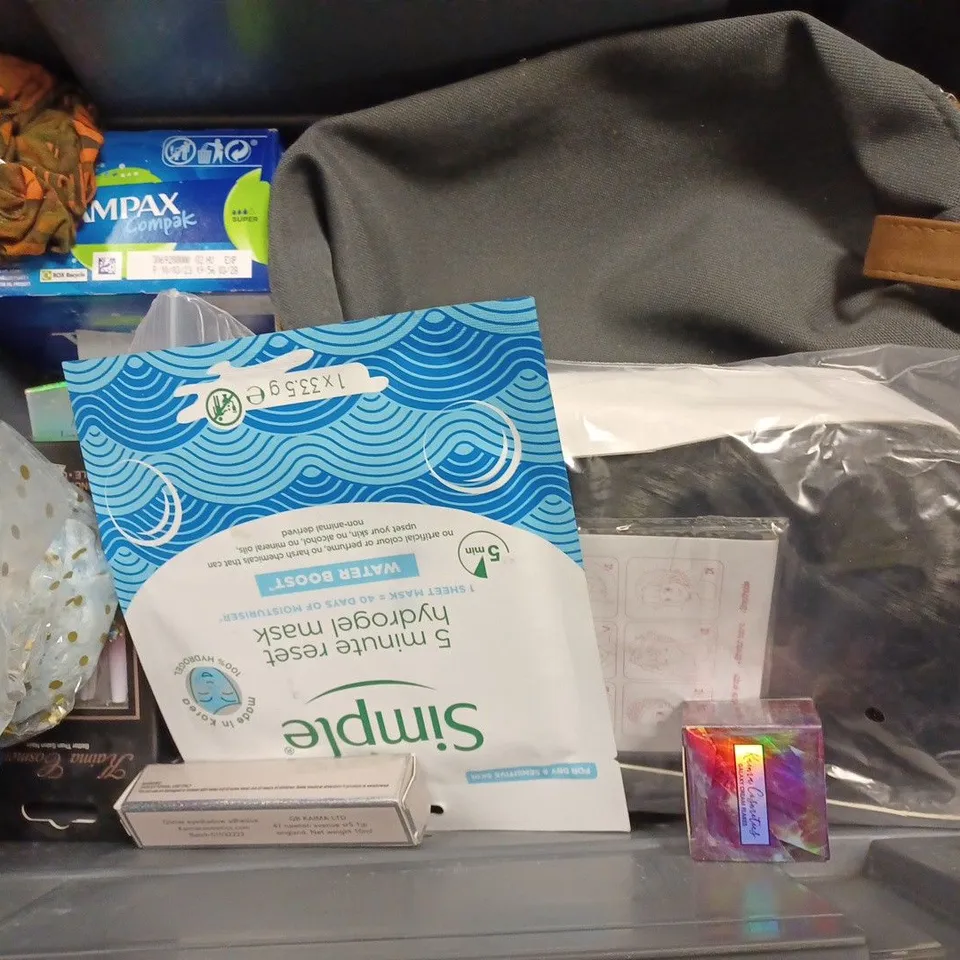 BOX OF APPROX 20 ASSORTED HEALTH AND BEAUTY ITEMS TO INCLUDE - ORAL B CRPSS ACTION TOOTHBRUSH HEADS - CLEANSING GEL - L'OCCITANE HOMME EAU DE CEDRAT ECT