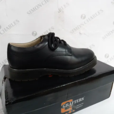 BOXED PAIR OF GRAFTERS BLACK SHOES SIZE 6