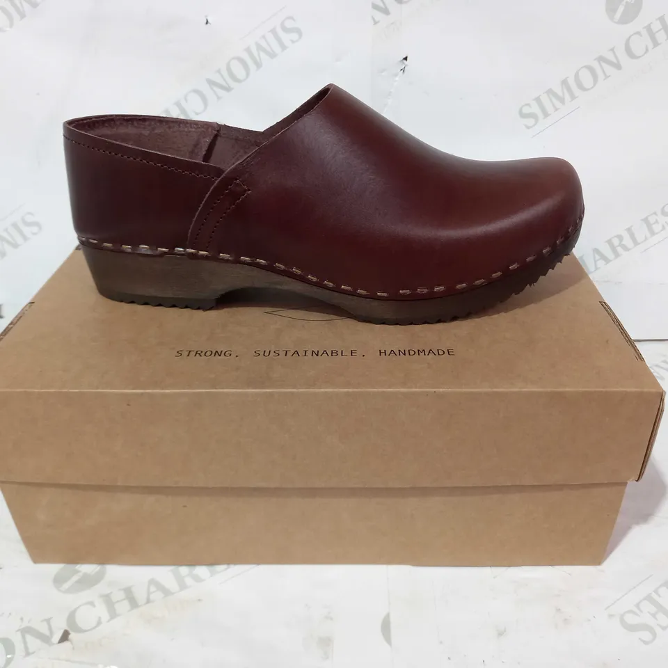 BOXED PAIR OF KITTY CLOGS LOW HEEL SHOES IN BROWN EU SIZE 40