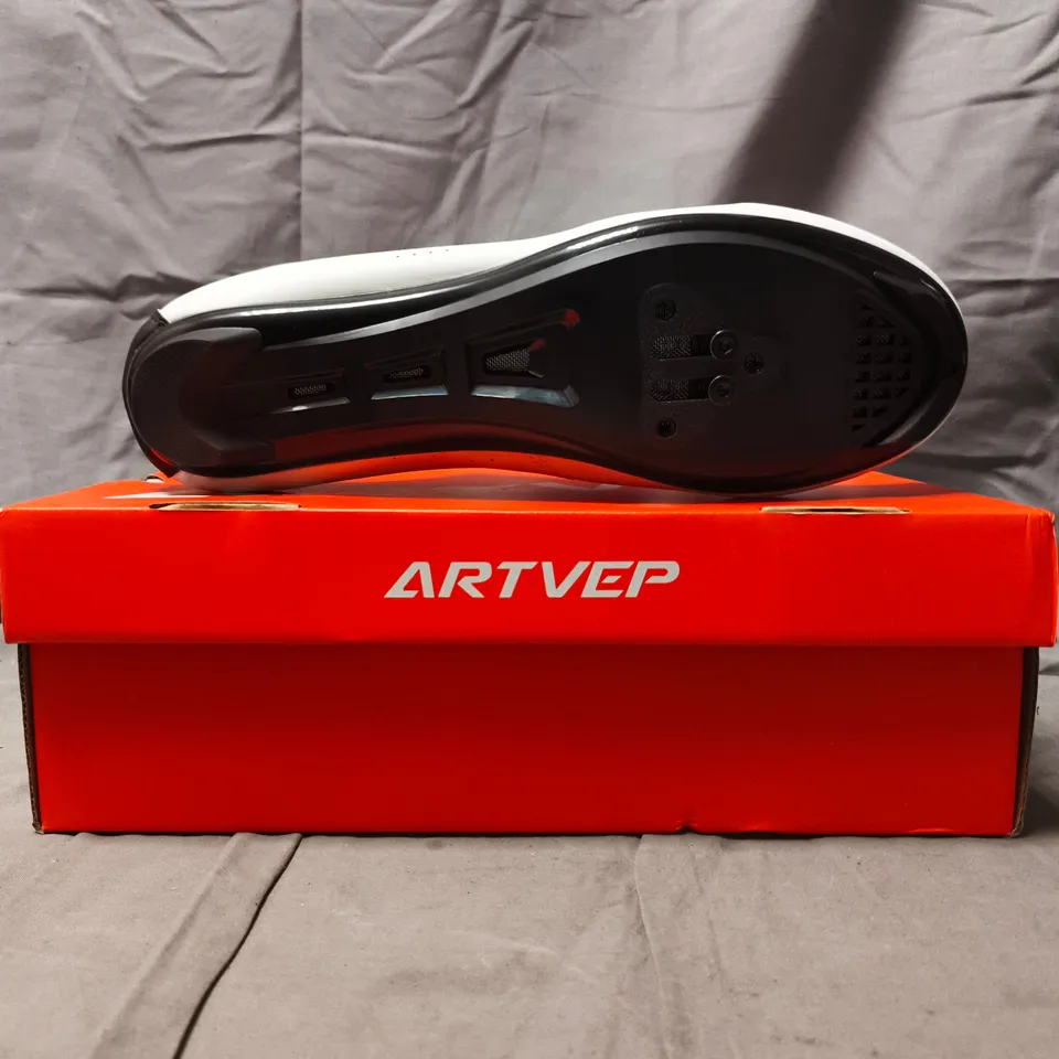 BOXED PAIR OF ARTVEP CYCLING SHOES IN WHITE/BLACK SIZE UK 10.5