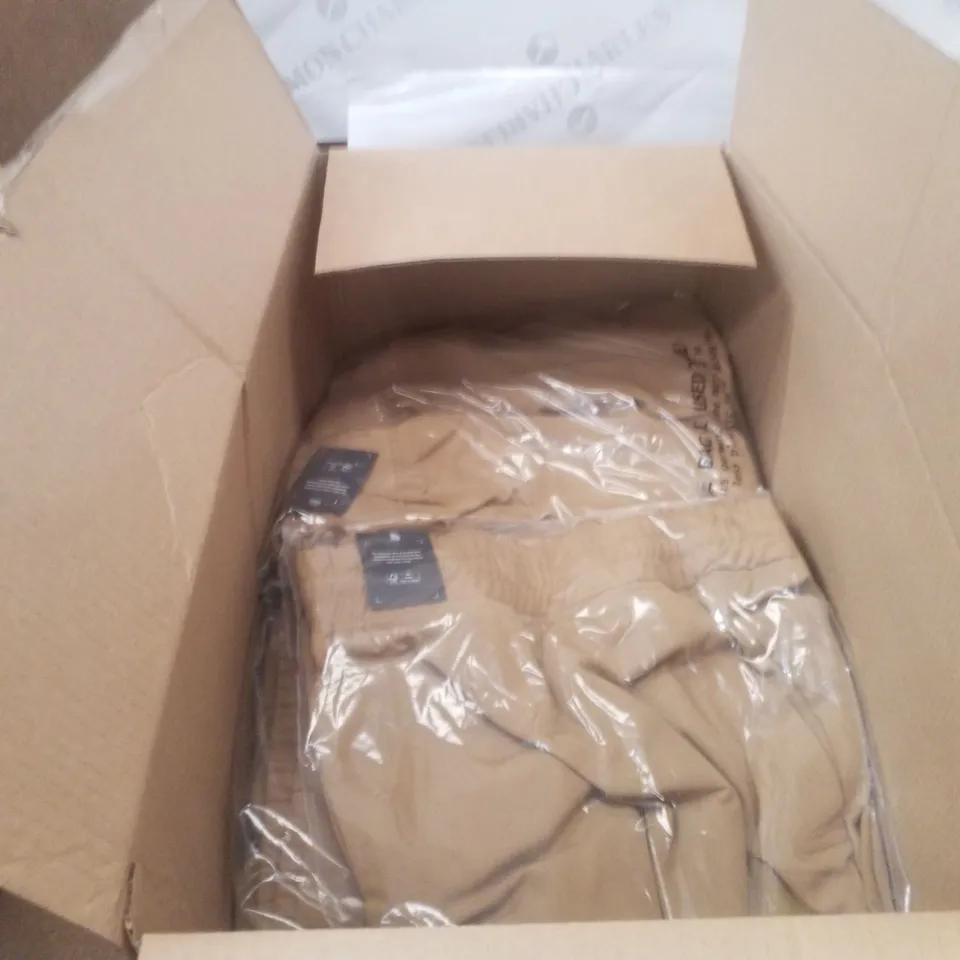 BOX CONTAINING APPROXIMATELY 20X BRAND NEW JD WILLIAM'S UTILITY WIDE LEG - COLOUR MUSHROOM - SIZE 30