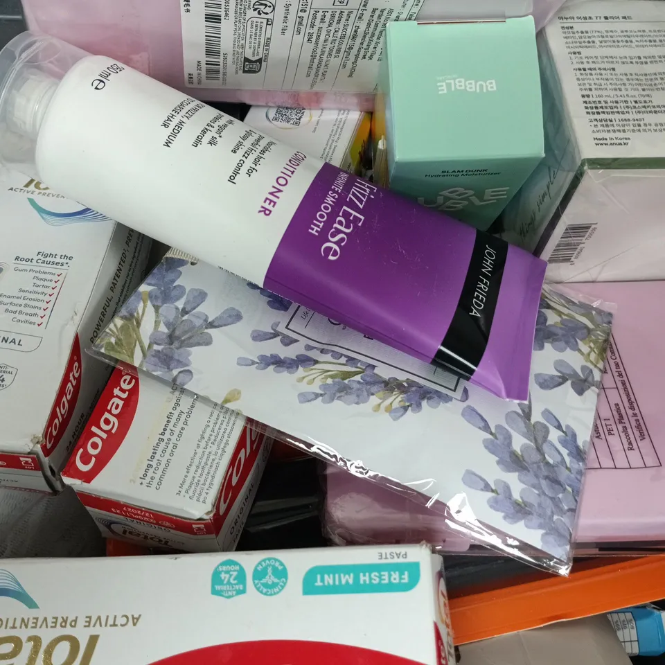 APPROXIMATELY 15 ASSORTED COSMETIC ITEMS TO INCLUDE COSMIC SILK, GLASS SHAVER, ETC - COLLECTION ONLY