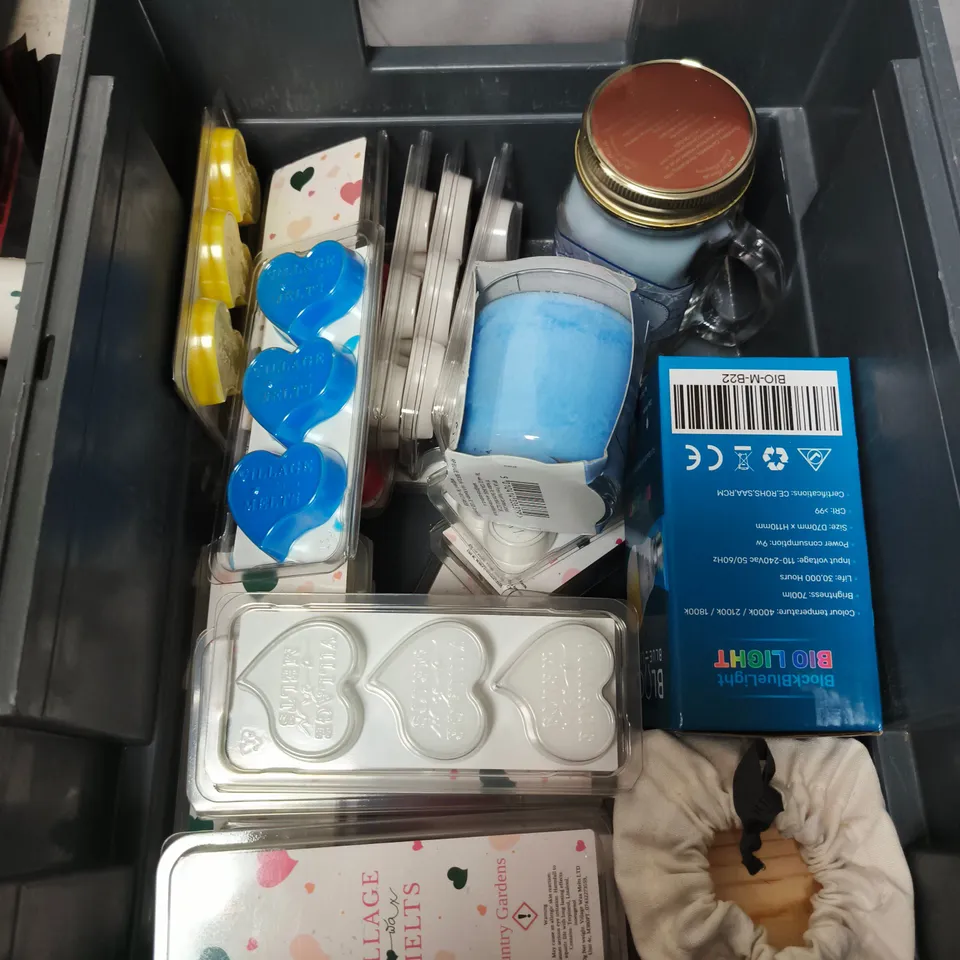 TOTE OF APPROXIMATELY 20 ASSORTED BULBS, SCENTED CANDLES AND WAX MELTS