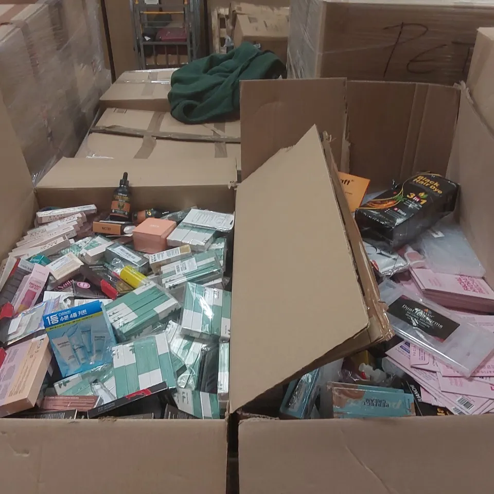 PALLET CONTAINING A VERY LARGE QUANTITY OF ASSORTED COSMETICS ITEMS