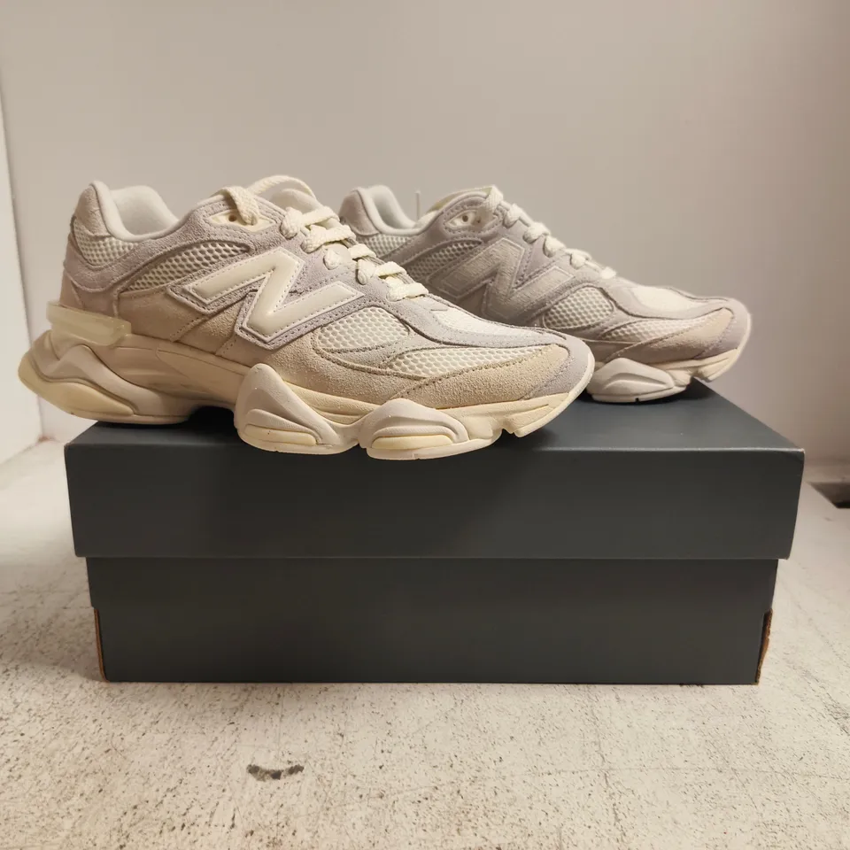 BOXED PAIR OF NEW BALANCE TRAINERS IN SAIL/CREAM SIZE UK 8