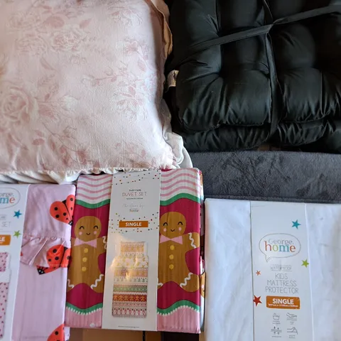 LOT OF 12 ASSORTED HOME FABRIC ITEMS TO INCLUDE FILLED CUSHION, SEAT PADS AND DUVET SETS