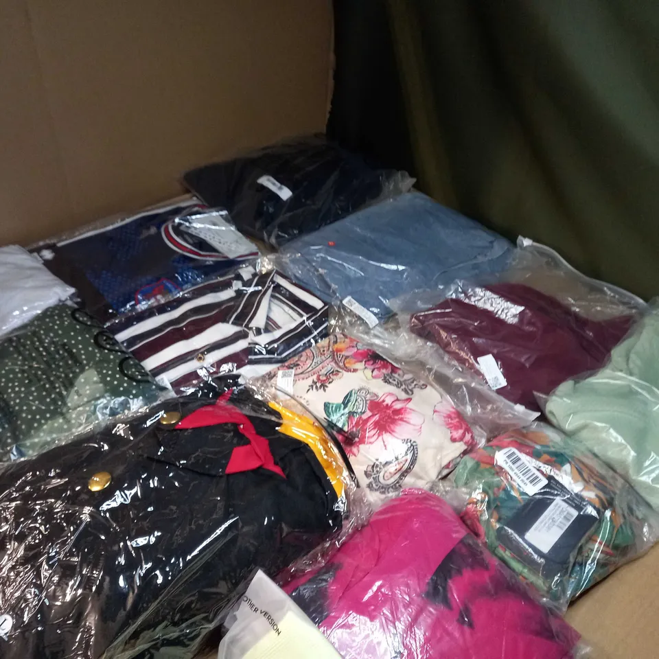LOT OF APPROX 25 ASSORTED CLOTHING ITEMS VARYING IN SIZE/COLOUR/STYLE TO INCLUDE: TROUSERS, TOPS, DRESSES