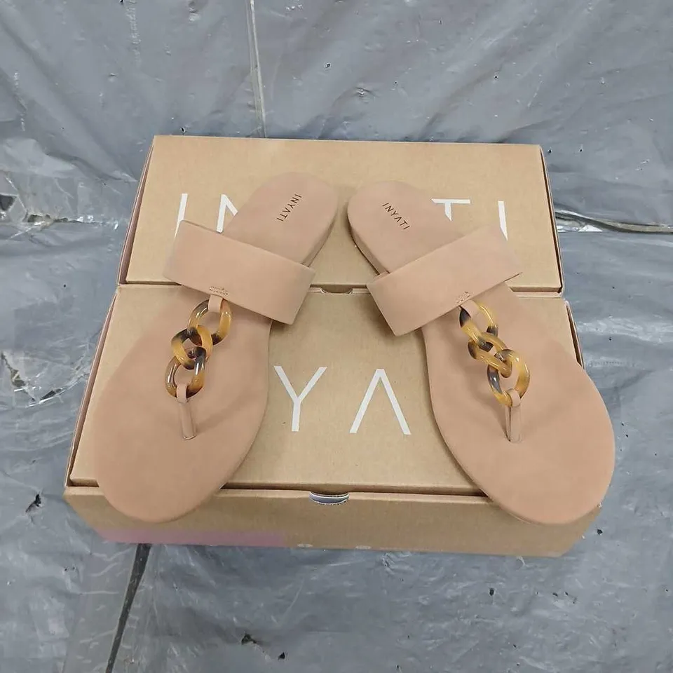 INYATI X2 BOXED PAIRS OF LEANDRA THONG STYLE SANDAL IN TOASTED NUT SIZE 6