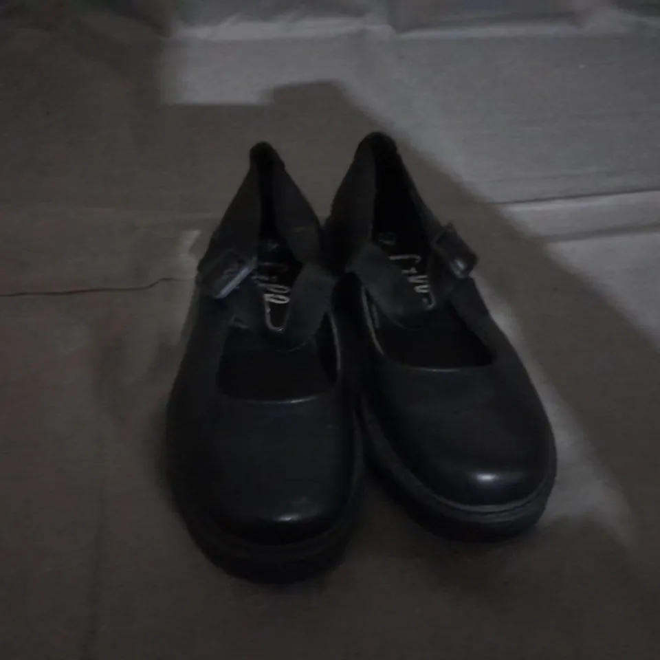 APPROXIMATELY 10 PAIRS OF KIDS FLAT MARY JANE SHOES SIZE 1  