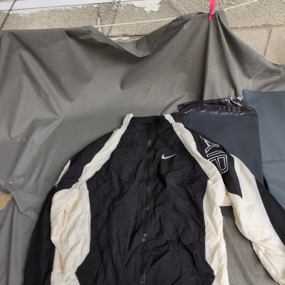 NIKE WINDBREAKER JACKET – BLACK & WHITE UK S