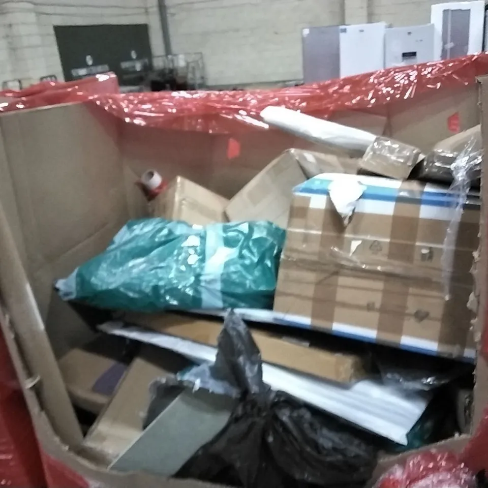 PALLET OF ASSORTED ITEMS TO INCLUDE: ARTIFICIAL FENCE COVER, STORAGE BOX, SPORTS NET ETC