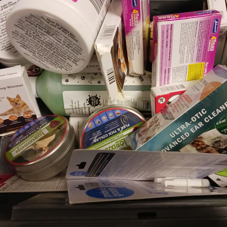 APPROXIMATELY 15 ASSORTED PET ITEMS TO INCLUDE - PEDIGREE DENTASTIX , YUMOVE JOINT CARE , LEUCILLIN ANTISEPTIC SKINCARE ETC