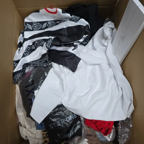 APPROX 20 ASSORTED CLOTHING ITEMS TO INCLUDE T-SHIRTS, DRESSES, SHORTS ETC
