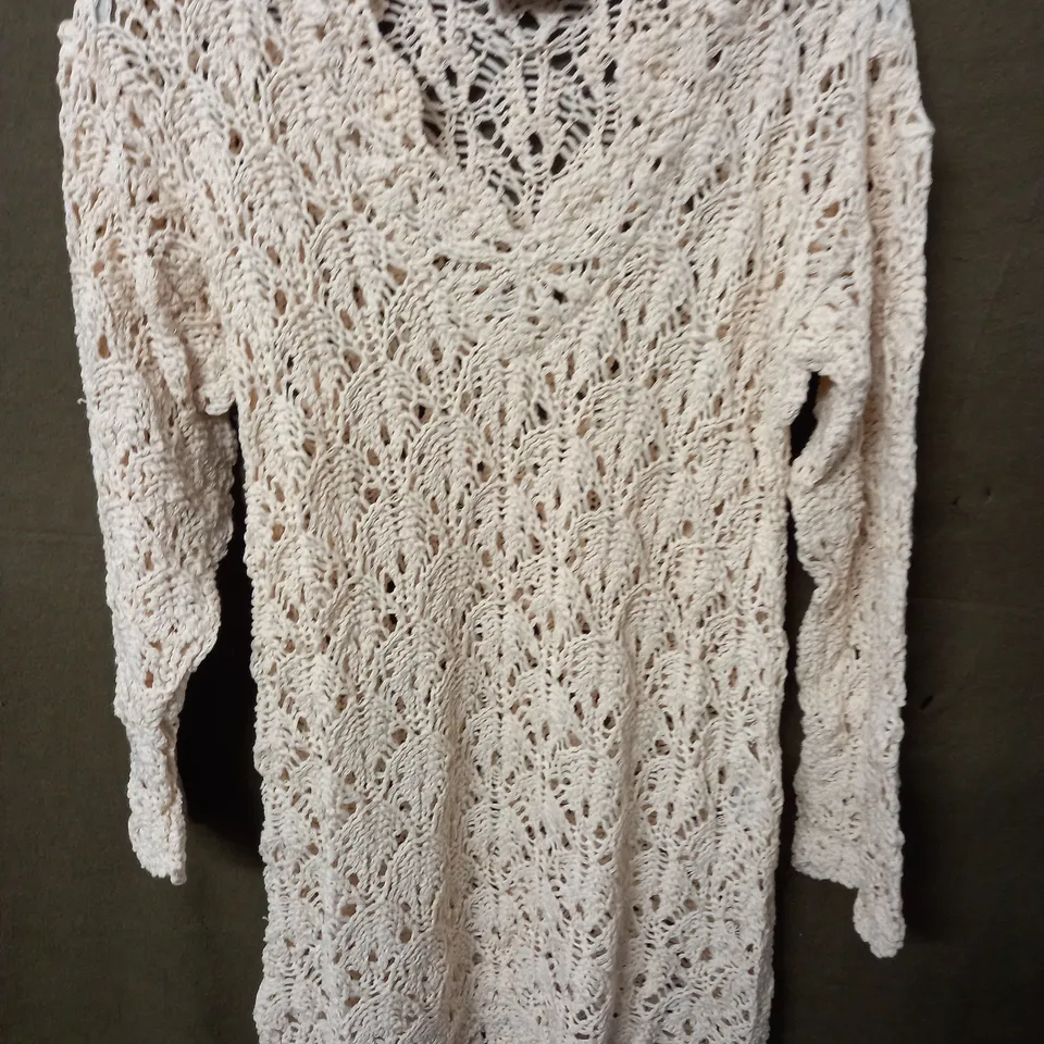 LOT OF 16 AS NEW KNITTED V-NECK JUMPERS IN ECRU AND BLACK - SIZE UNSPECIFIED