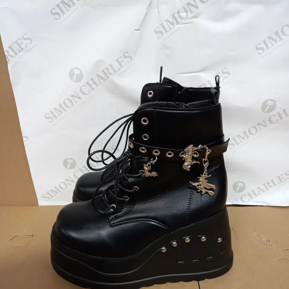 BOXED PAIR OF ROMWE GOTH EYELET AND BAT DESIGN LACE-UP FRONT WEDGE BOOT SIZE 40