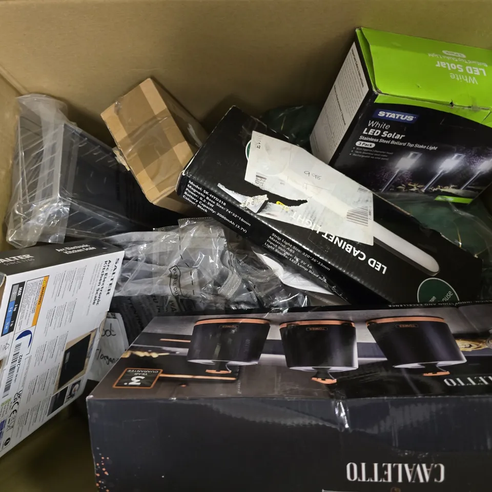 BOX OF APPROXIMATELY 8 ASSORTED BROKEN ITEMS TO INCLUDE - DITAL SCALE , 2 IN 1 CAR MOP , MONEY BANK ETC