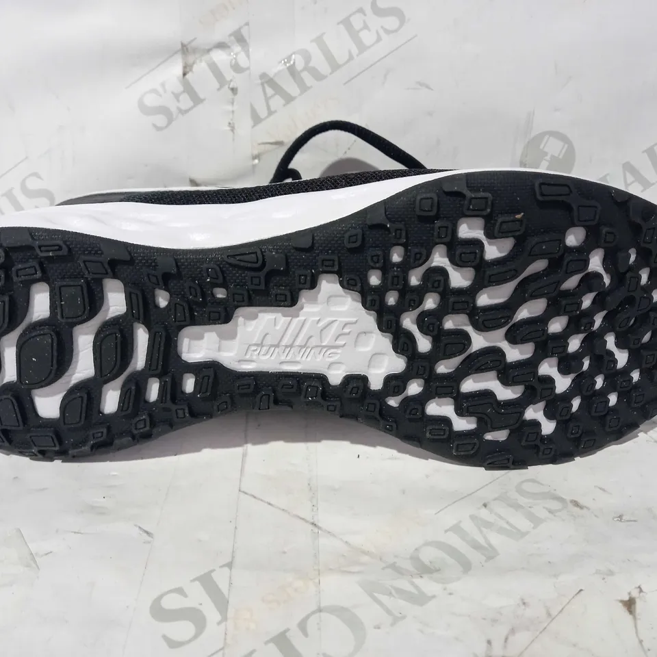 BOXED PAIR OF NIKE REVOLUTION 6 NN TRAINERS IN BLACK/WHITE UK SIZE 5.5