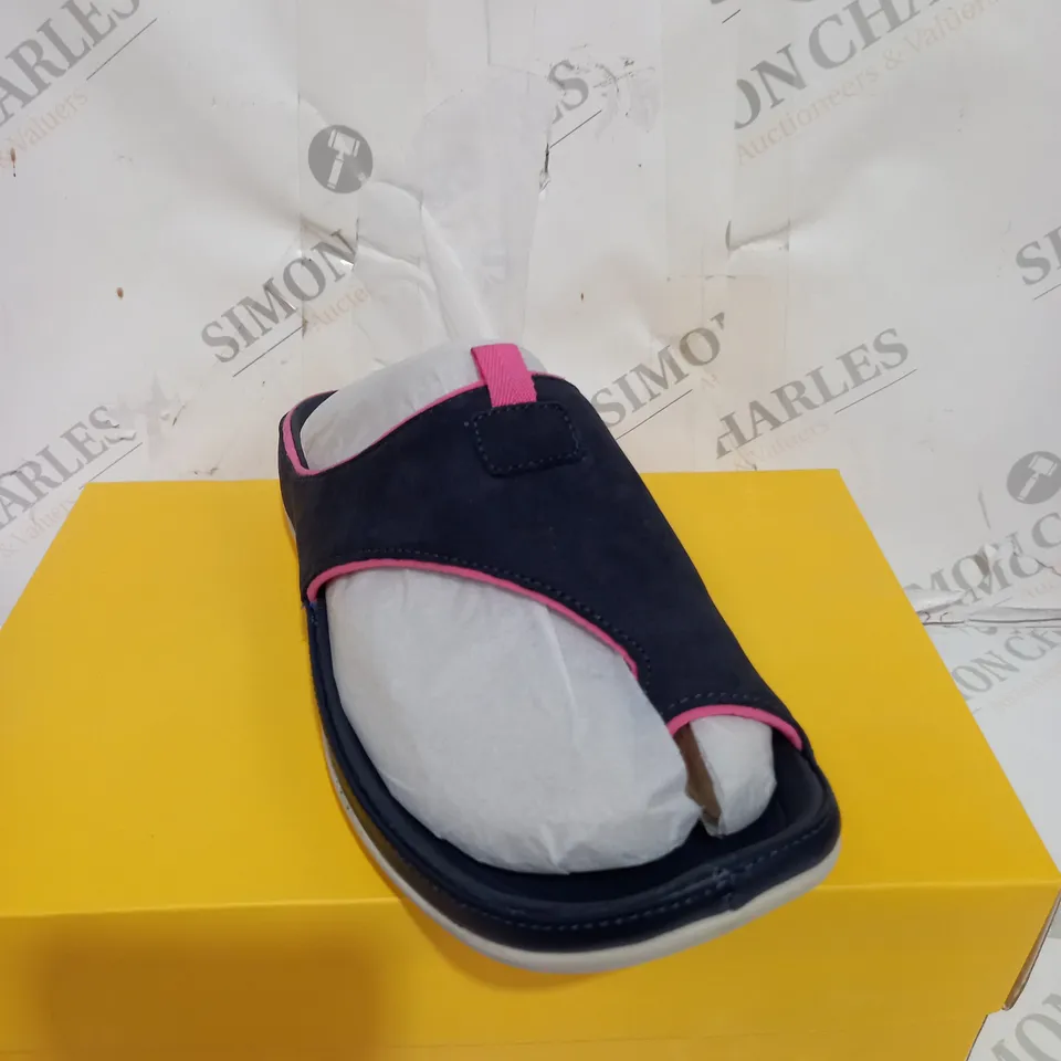 BOXED STRIVE BLUE PINKSTRIPE SANDALS SIZE 6