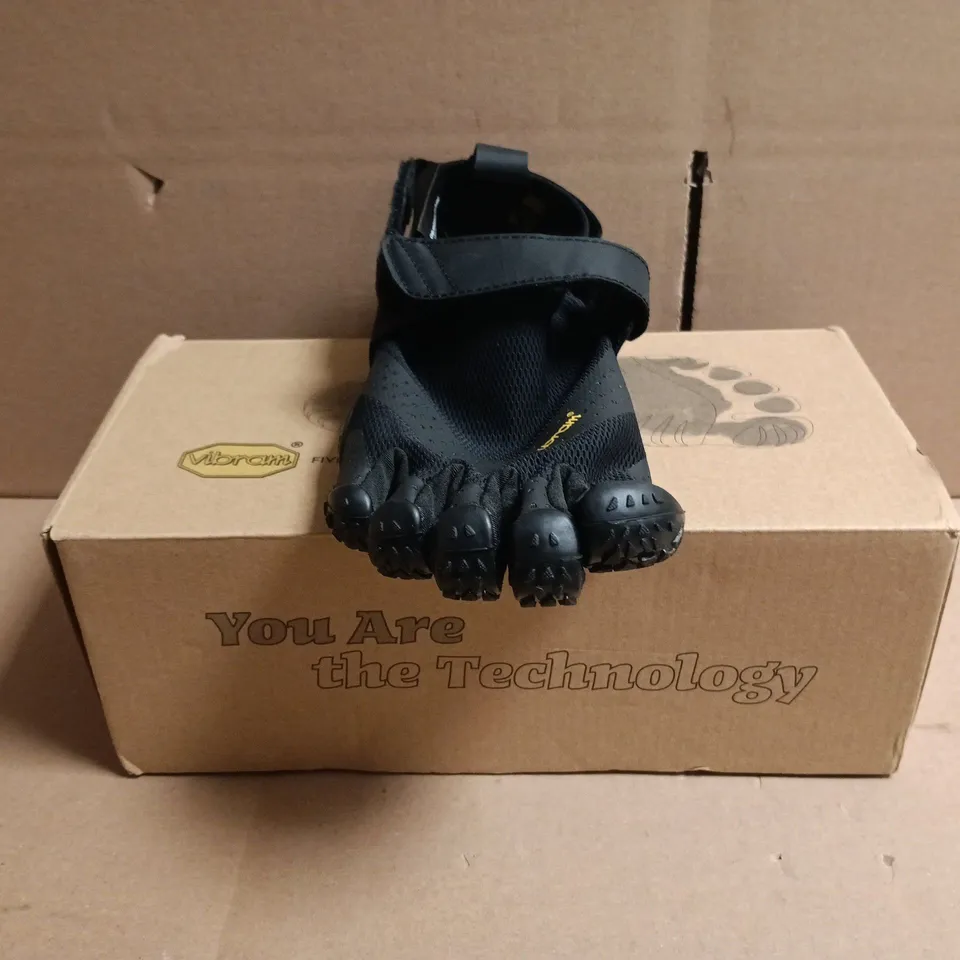 BOXED PAIR OF VIBRAM FIVEFINGERS SHOES IN BLACK SIZE EU 38