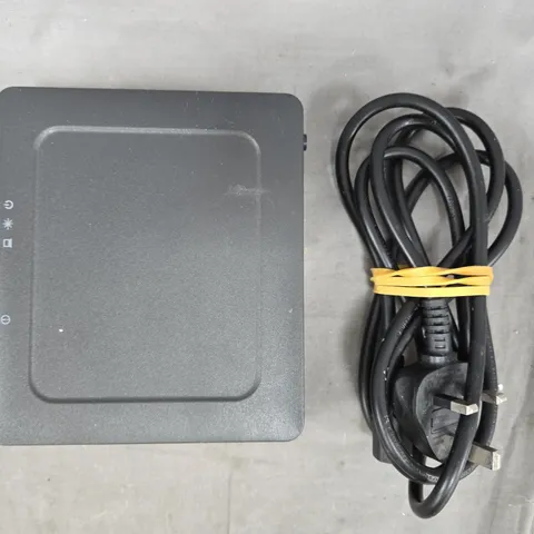 APPROXIMATELY 8 ASSORTED ELECTRICAL ITEMS TO INCLUDE VARIOUS CABLES AND POWER ADAPTERS, ETC