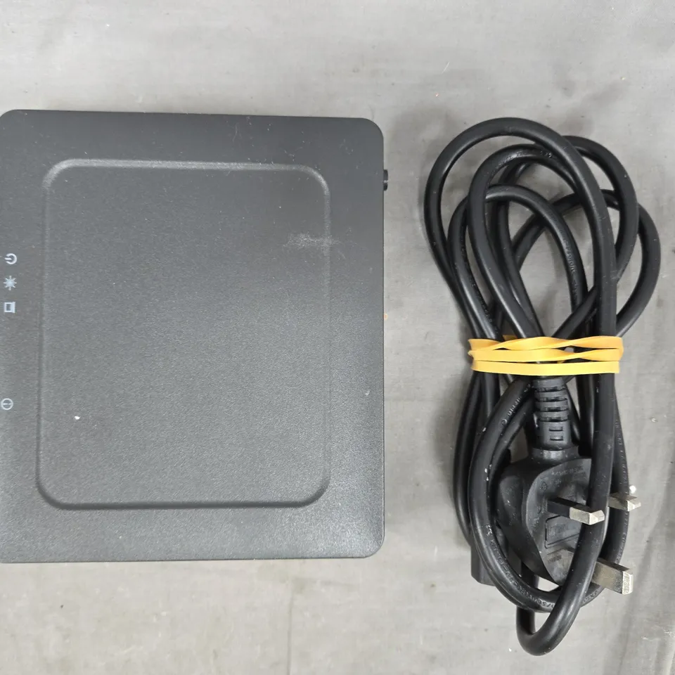 APPROXIMATELY 8 ASSORTED ELECTRICAL ITEMS TO INCLUDE VARIOUS CABLES AND POWER ADAPTERS, ETC