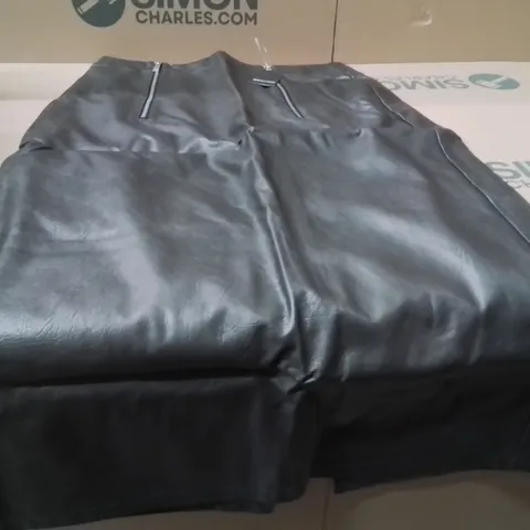 BOXED BRAND NEW APPROXIMATELY 15 JD WILLIAMS DISTRESSED PU SKIRT BLACK SIZE 16