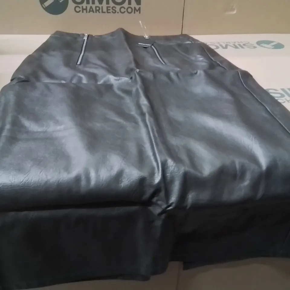 BOXED BRAND NEW APPROXIMATELY 15 JD WILLIAMS DISTRESSED PU SKIRT BLACK SIZE 16