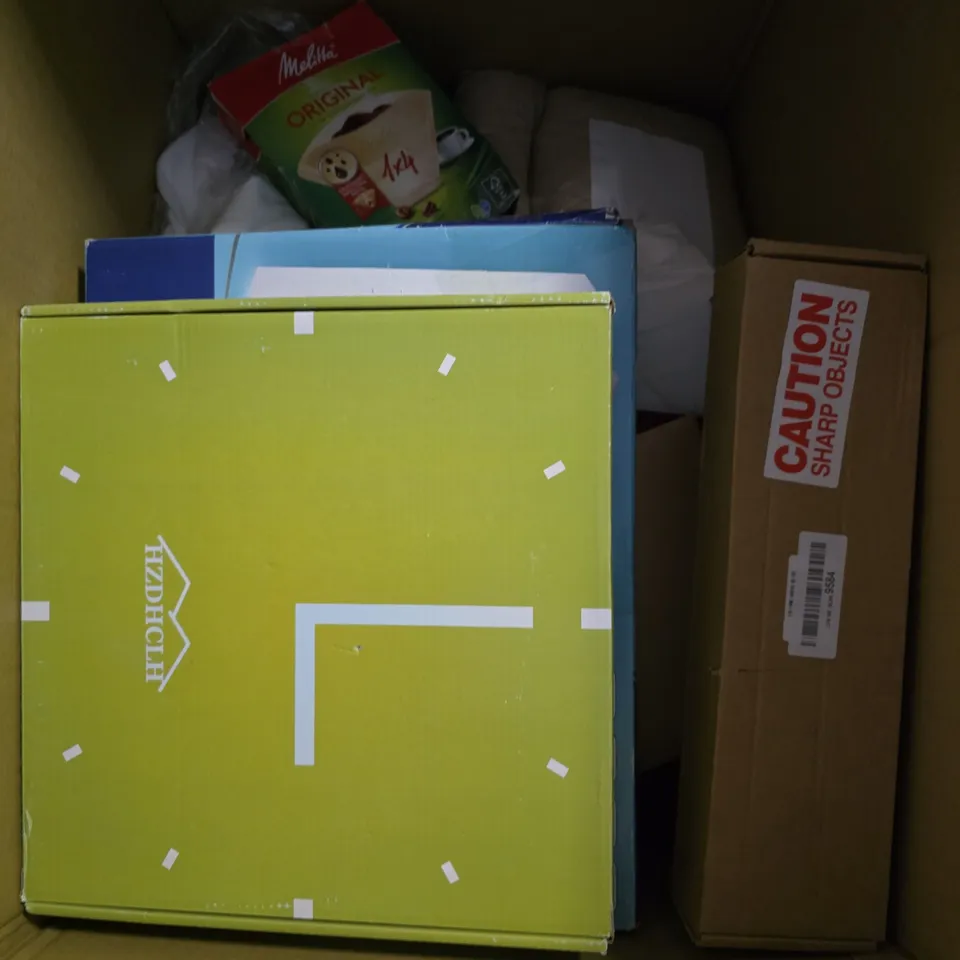 BOX OF APPROXIMATELY 8 ASSORTED BROKEN ITEMS TO INCLUDE - ROLSON SL6 SCREWDRIVER , DOUBLE KNIT YARN , STRETCH SOFA COVER ETC