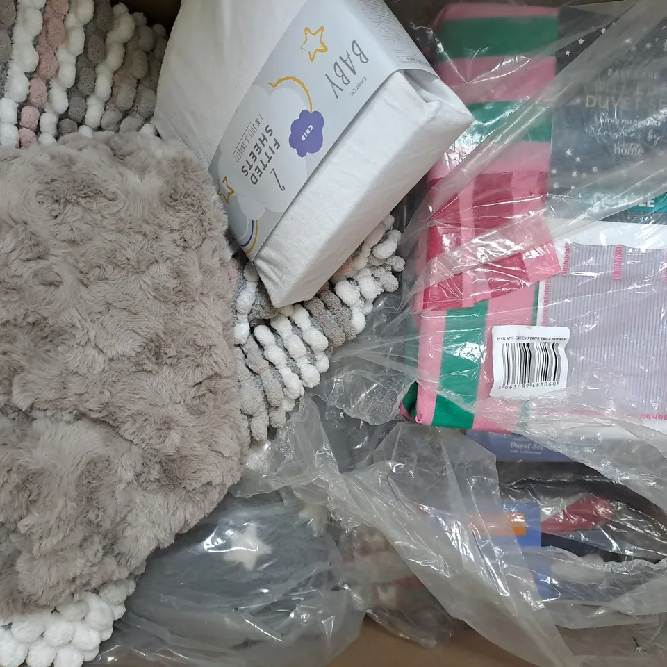 BOX OF APPROXIMATELY 10 ASSORTED HOUSEHOLD ITEMS TO INCLUDE BEDDING, CUSHIONS, ETC, IN VARIOUS STYLES, SIZES, AND COLOURS - COLLECTION ONLY