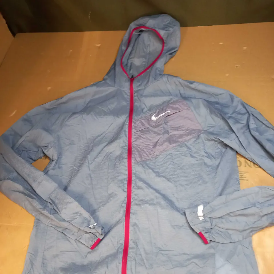 NIKE LIGHTWEIGHT ZIPPED JACKET SIZE M