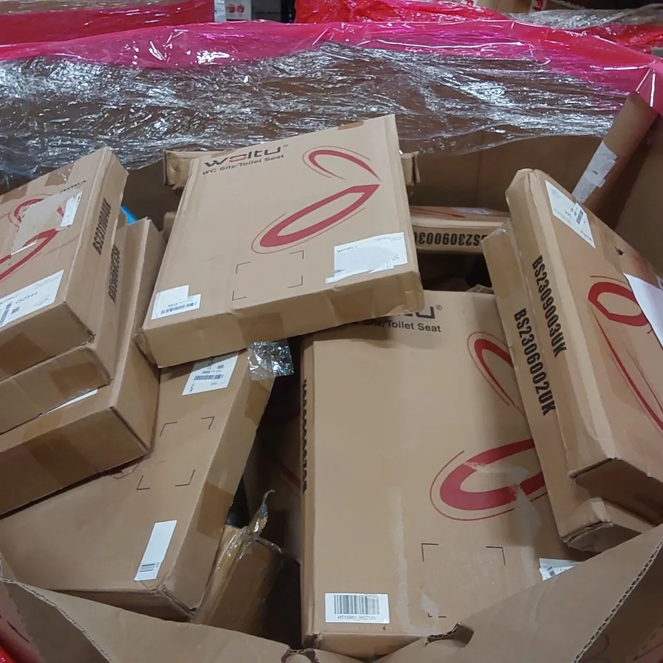 PALLET OF ASSORTED HOUSEHOLD ITEMS AND CONSUMER PRODUCTS TO INCLUDE; A VERY LARGE QUANTITY OF TOILET SEATS. ALSO INCLUDES BABY PLAYPEN AND FURNITURE ETC