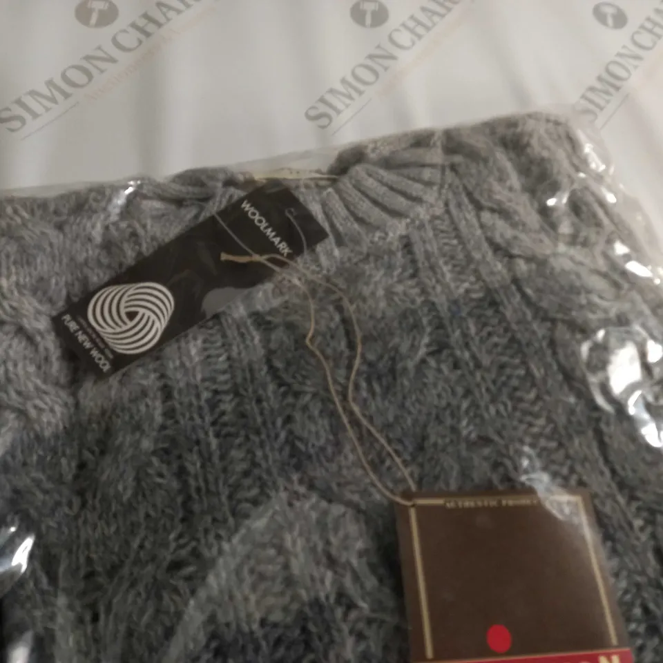 LOT OF 4 ASSORTED KNITWEAR CLOTHING ITEMS - VARIOUS SIZES