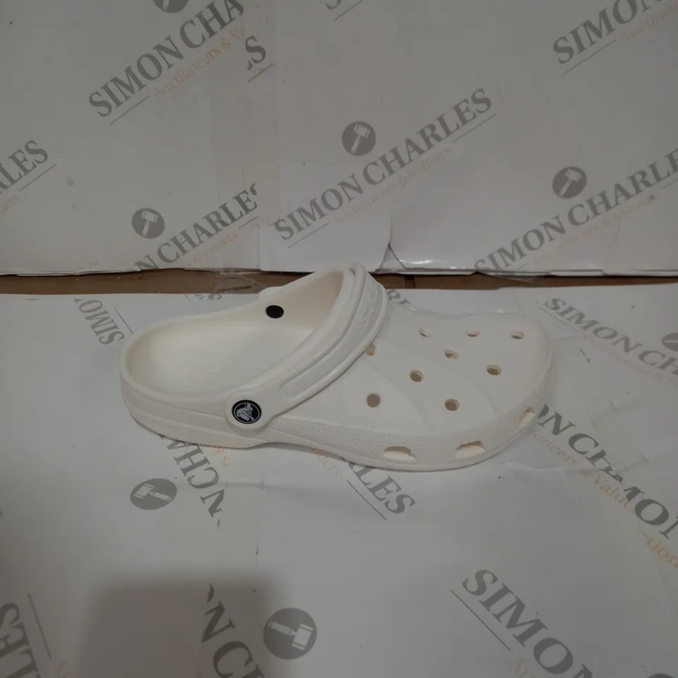 PAIR OF CROCS RALEN CLOGS - WHITE, SIZE 7 MEN, SIZE 9 WOMEN 