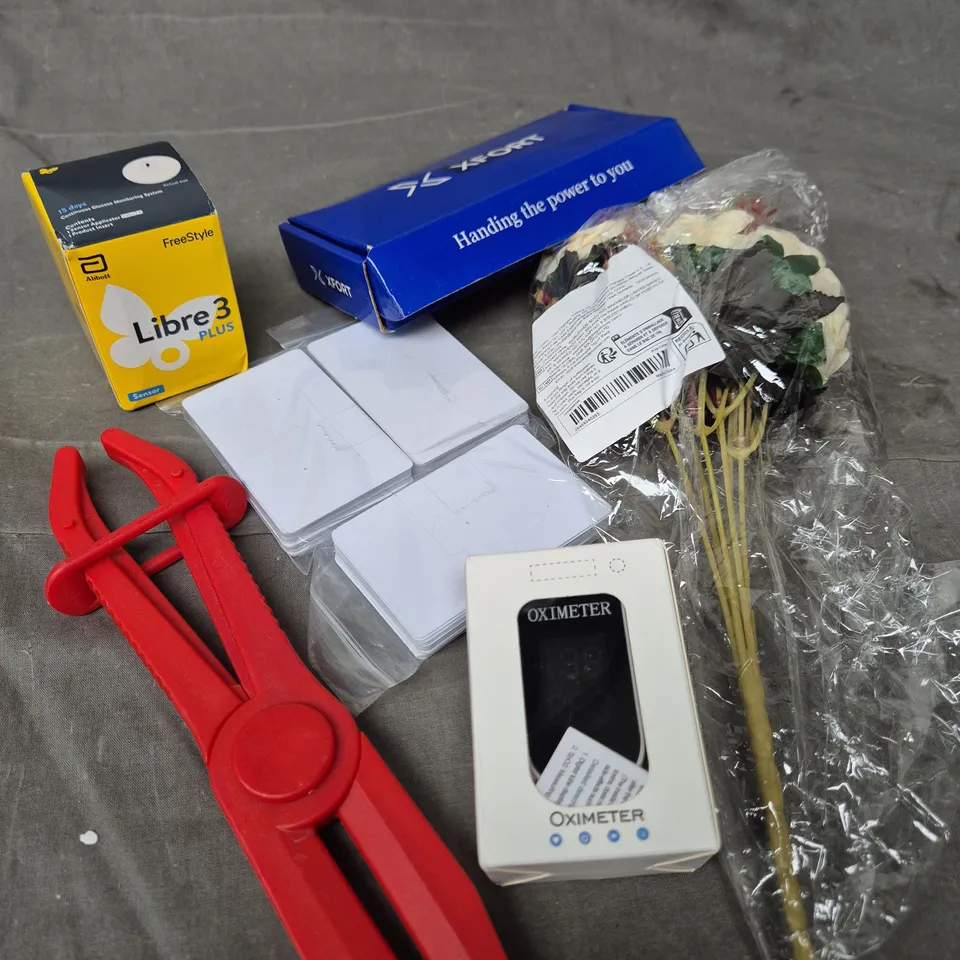 APPROXIMATELY 15 ASSORTED HOUSEHOLD ITEMS TO INCLUDE OXIMETER, FAUX FLOWERS, PRESSURE GAUGE ETC