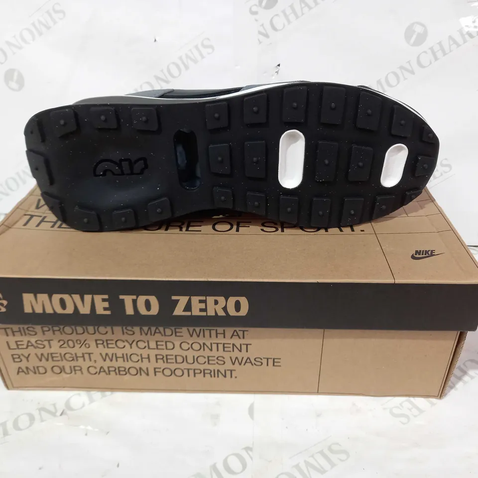 BOXED PAIR OF NIKE AIR TRAINERS IN BLACK/GREY UK SIZE 11