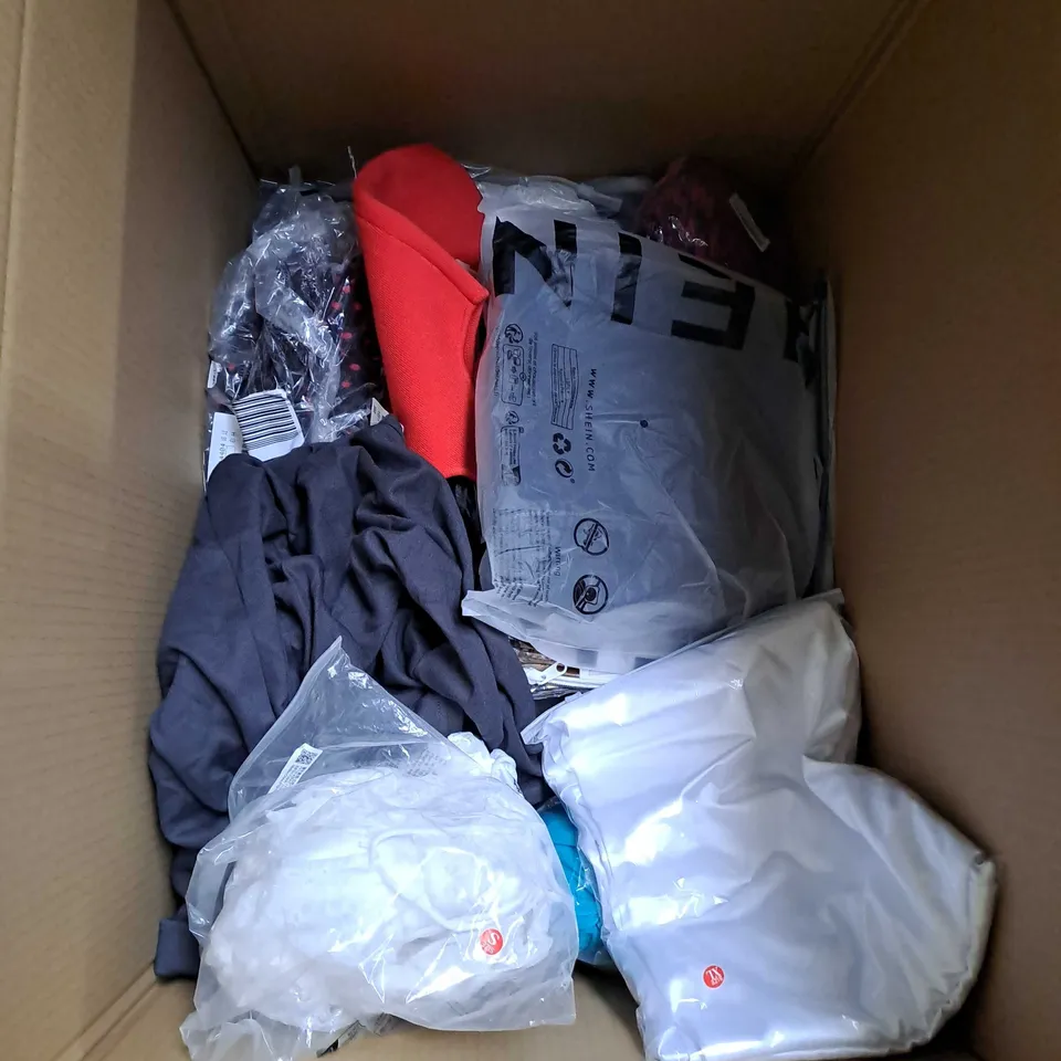 BOX OF APPROXIMATELY 20 ASSORTED CLOTHING AND FASHION ITEMS IN VARIOUS STYLES, SIZES, AND COLOURS - COLLECTION ONLY
