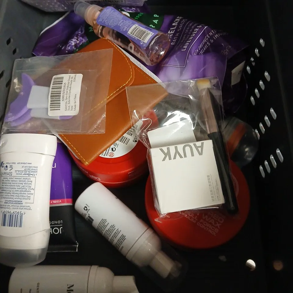 APPROXIMATEY 20 ASSORTED HEALTH AND BEAUTY PRODUCTS TO INCLUDE - MASTER ACRYLIC POWDER - NAIL DRILL BITS - VIVISCAL THICKENING SHAMPOO - ETC