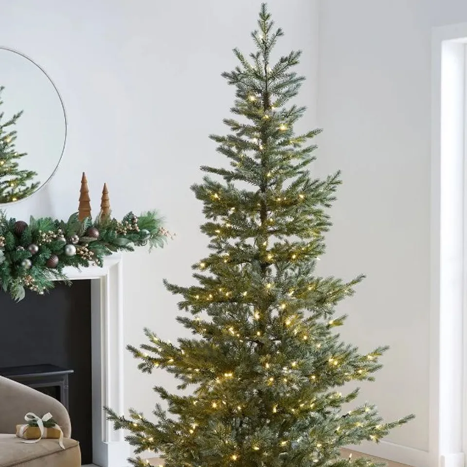 BOXED 7FT ELEGANCE PRE LIT CHRISTMAS TREE (1 BOX) RRP £199.99