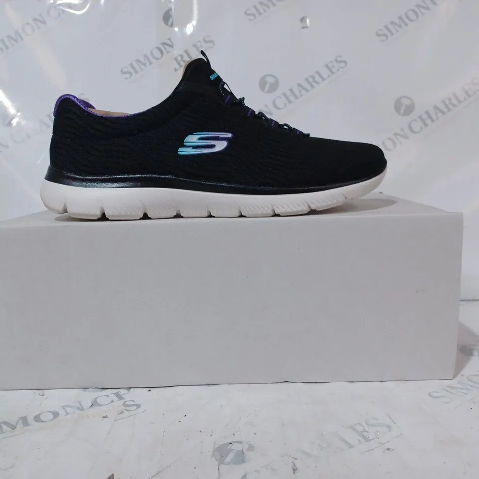 BOXED PAIR OF SKECHERS TRAINERS IN BLACK/PURPLE SIZE 6.5
